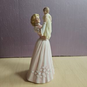 Vintage 1981 Enesco Treasured Memories Mother & Babe Porcelain Figurine E-7991